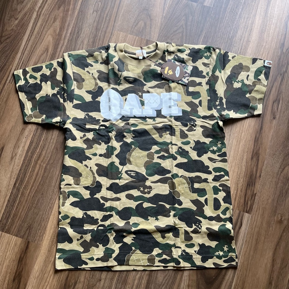 2005 Bape x Kaws Bendy 1st Camo T-shirt Vintage Large NWT